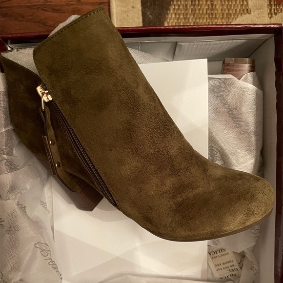 Bootie CLEARANCE - Picture 2 of 2